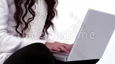 喜庆的黑发女人用她的笔记本电脑